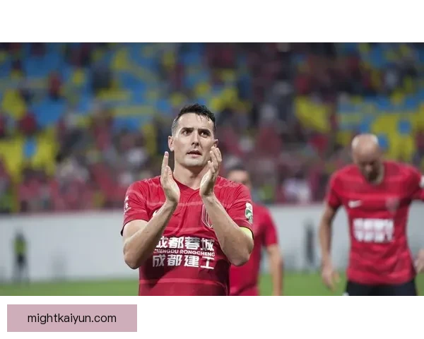 足球明星花边引发关注，展现球员生活多样面貌与时尚风格